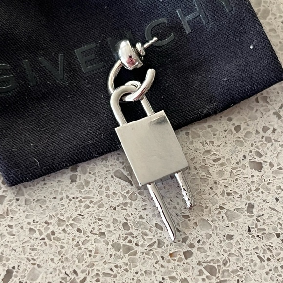 GIVENCHY 4G Padlock Earring - 💯 AUTHENTIC - Picture 3 of 7